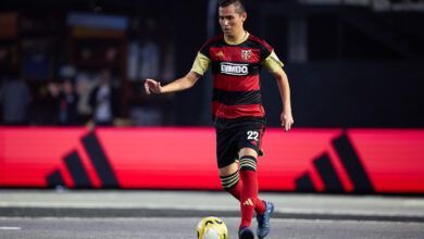 Paul Aguilar juega su primer partido con el Peluche Caligari
