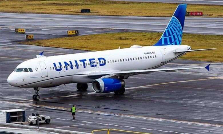 Shutterstock 2488348035 United Plane Wenjie Zheng.jpg