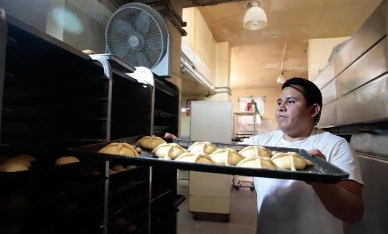 Man Baking Bread In Puebla Mireya Novo Cuartoscuro.jpg