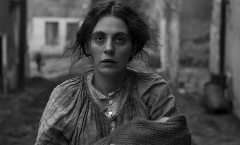 The Girl With The Needle Hipertextual.jpg
