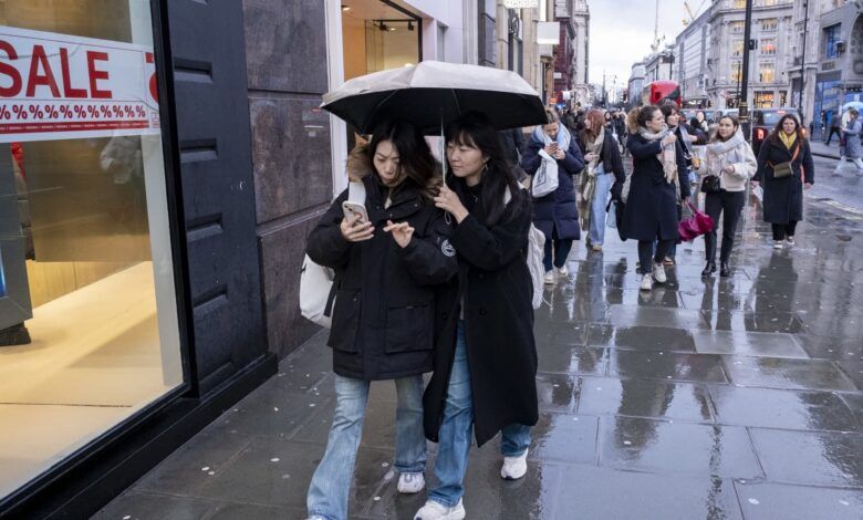 108116689 1742205002686 gettyimages 2202193437 20250128 oxford street umbrellas 013.jpeg