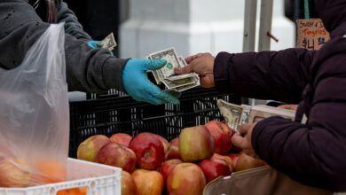 108122707 1743163583017 gettyimages 2206634387 personal consumption expenditures.jpeg