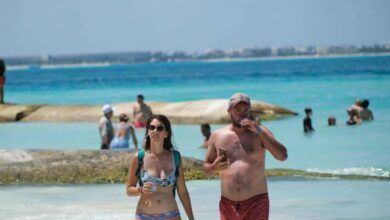 1024478 turistas islas mujeres impreso.jpg