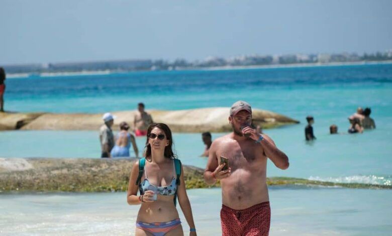 1024478 turistas islas mujeres impreso.jpg