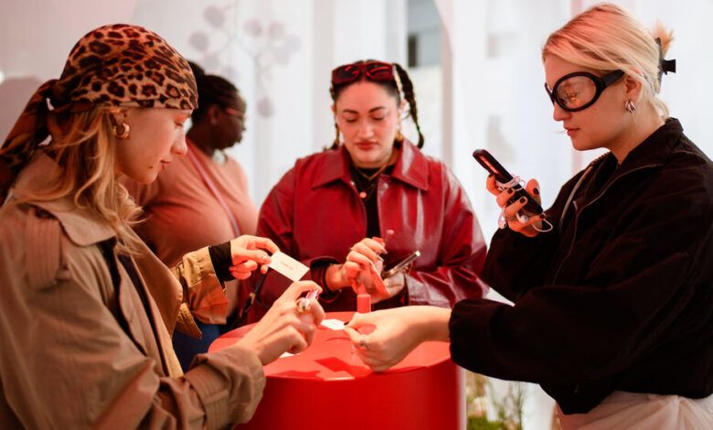 20glossier paris genz 02 zgqw facebookjumbo.jpg