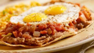 Desayuno mexicano huevos rancheros.jpg