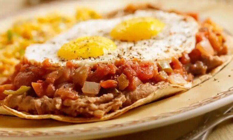 Desayuno mexicano huevos rancheros.jpg