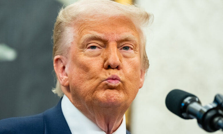 05dc trump pope lzjb facebookjumbo.jpg