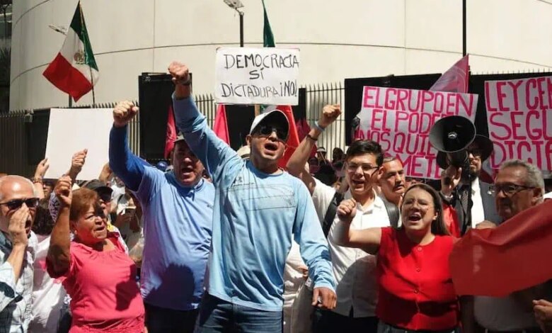 1029685 manifestacion libertad de expresion impreso.jpg