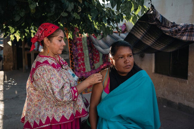 Mex nurse julia vacunando.jpg