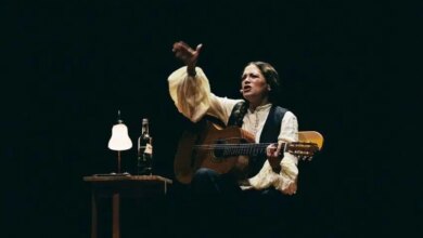 Natalia lafourcade with guitar.jpg