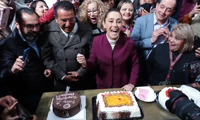 1037548 pastel cumpleanos 63 presidenta sheinbaum impreso.jpg