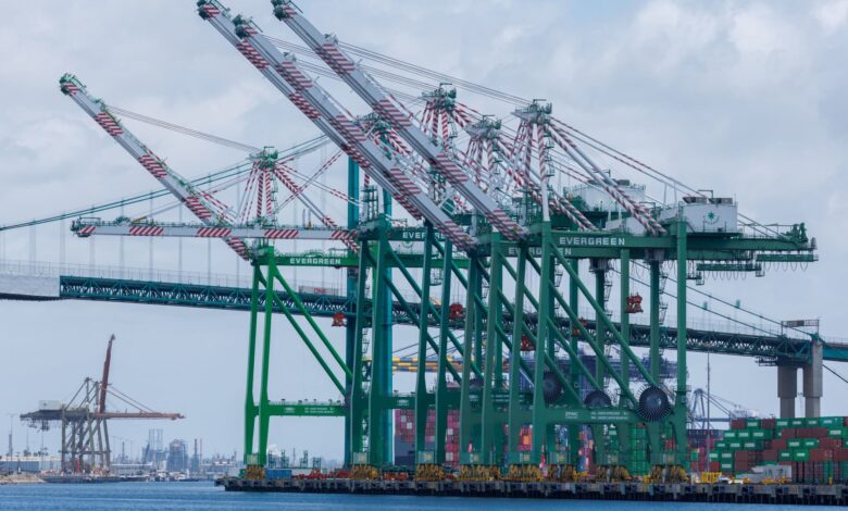 108145097 17471746642025 05 13t221218z 288149381 rc26hean7wxf rtrmadp 0 usa trump tariffs imports.jp .jpeg