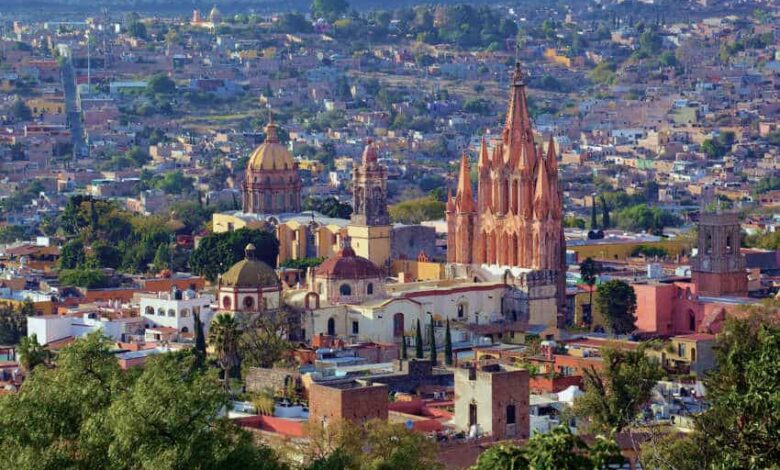 San miguel de allende parrouqia skyline jiuguangw wikimedia commons.jpg