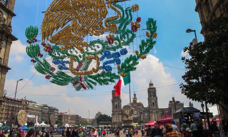 1045336 adornos patrios en el zocalo impreso.jpg