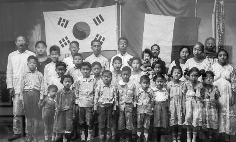 Koreans in mexico posing with flags.jpg